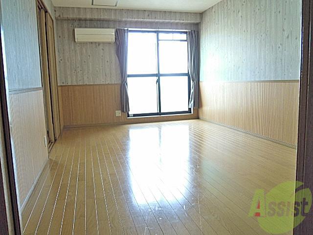 居室・リビング　フローリングで広～いお部屋です。お友達いっぱい呼べますね。