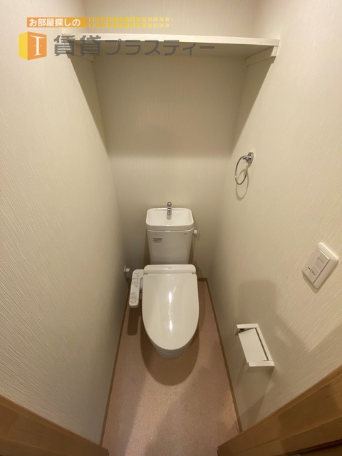 トイレ　上部の棚も嬉しい設備。