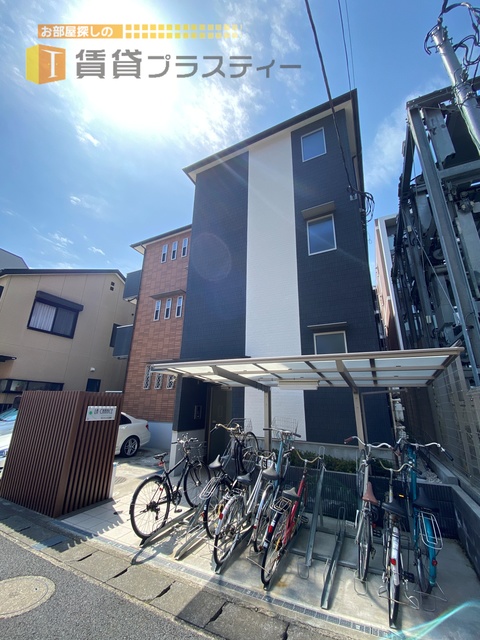 建物外観　２色のお洒落な外観に心ひかれますね。