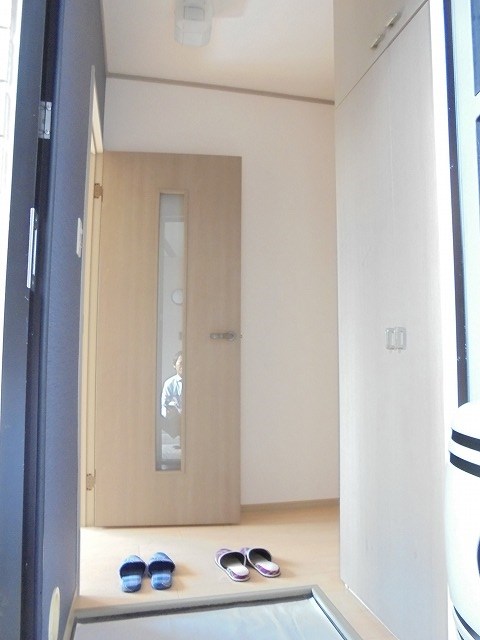 玄関　写真は202号室です