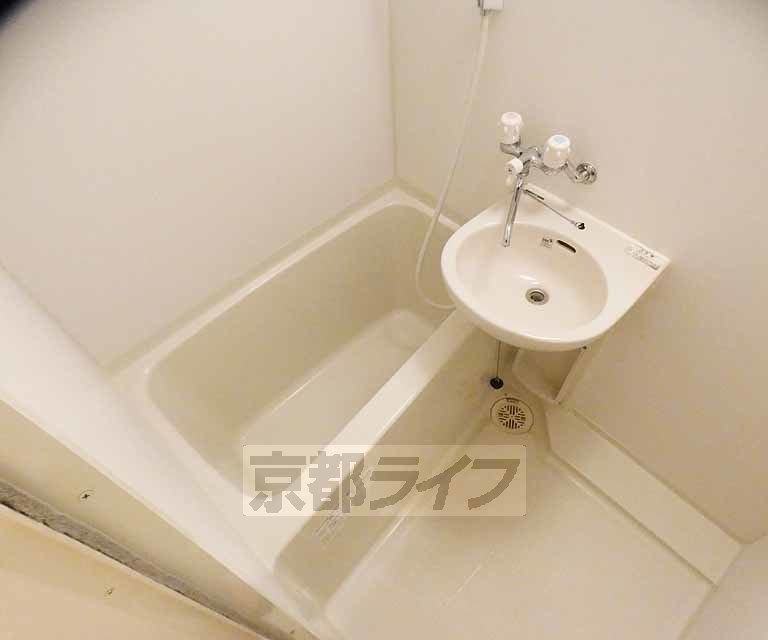 バス・シャワールーム　清潔感あるバスルーム