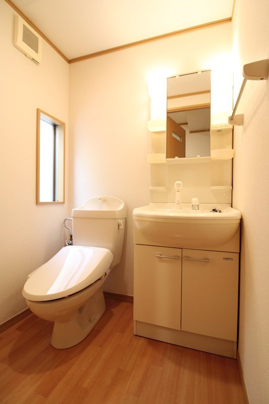 トイレ　小窓があり換気出来ます☆