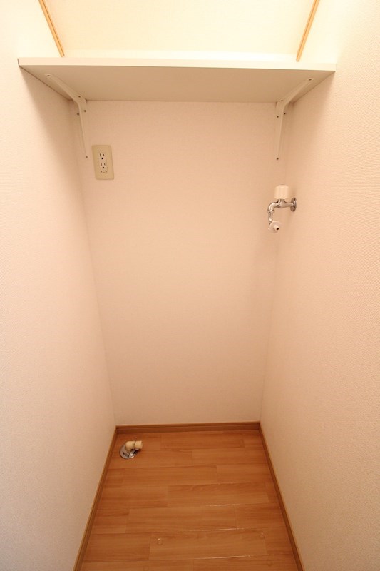 洗面設備　室内洗濯機置き場あります。上部には棚があり便利！