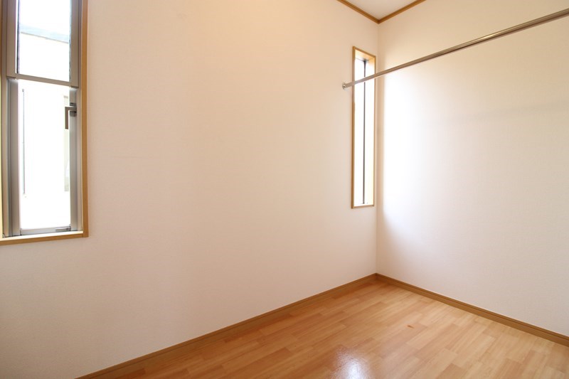 収納　2.5帖サービスルーム、衣類収納できます☆