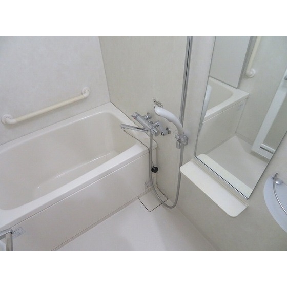 バス・シャワールーム　コンパクトで使いやすいお風呂です