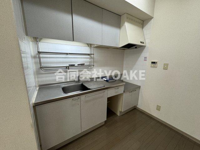 キッチン　画像は別部屋のものです。相違がある場合、現況優先。