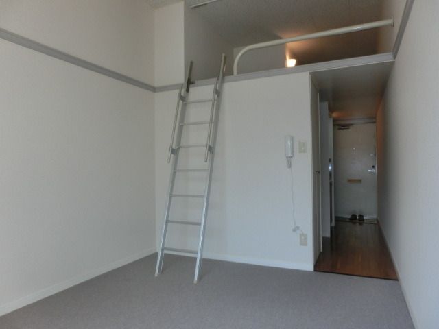 居室・リビング　４帖の広々ロフト付き