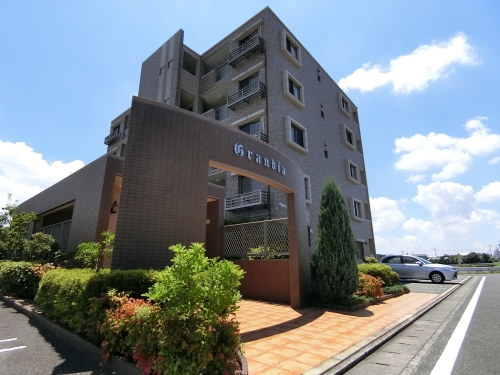 建物外観　ＲＣ（鉄筋コンクリート）マンション。エレベータ・オートロック