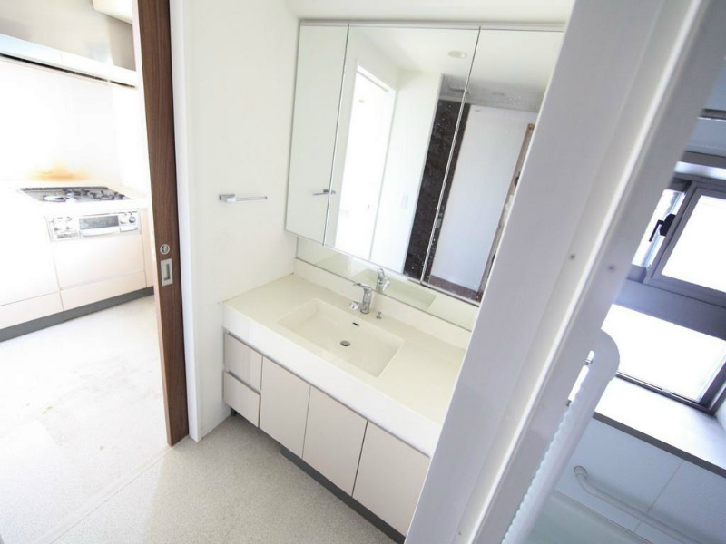 洗面設備　脱衣所　独立洗面台付（シャンプードレッサー付）