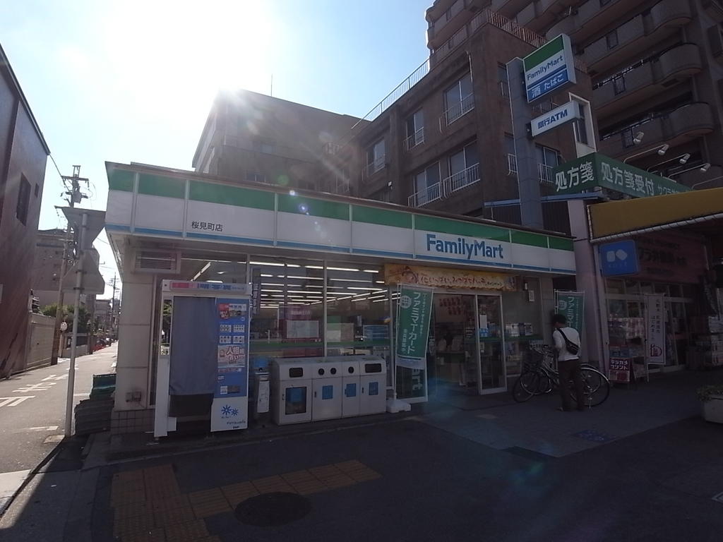 コンビニ　ファミリーマート桜見町店 (コンビニ)（コンビニ）まで104m