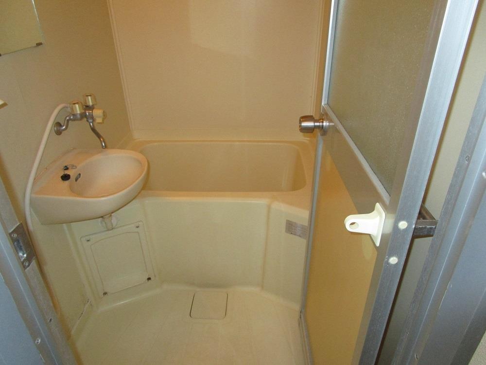 バス・シャワールーム　洗面台つきのお風呂です。
