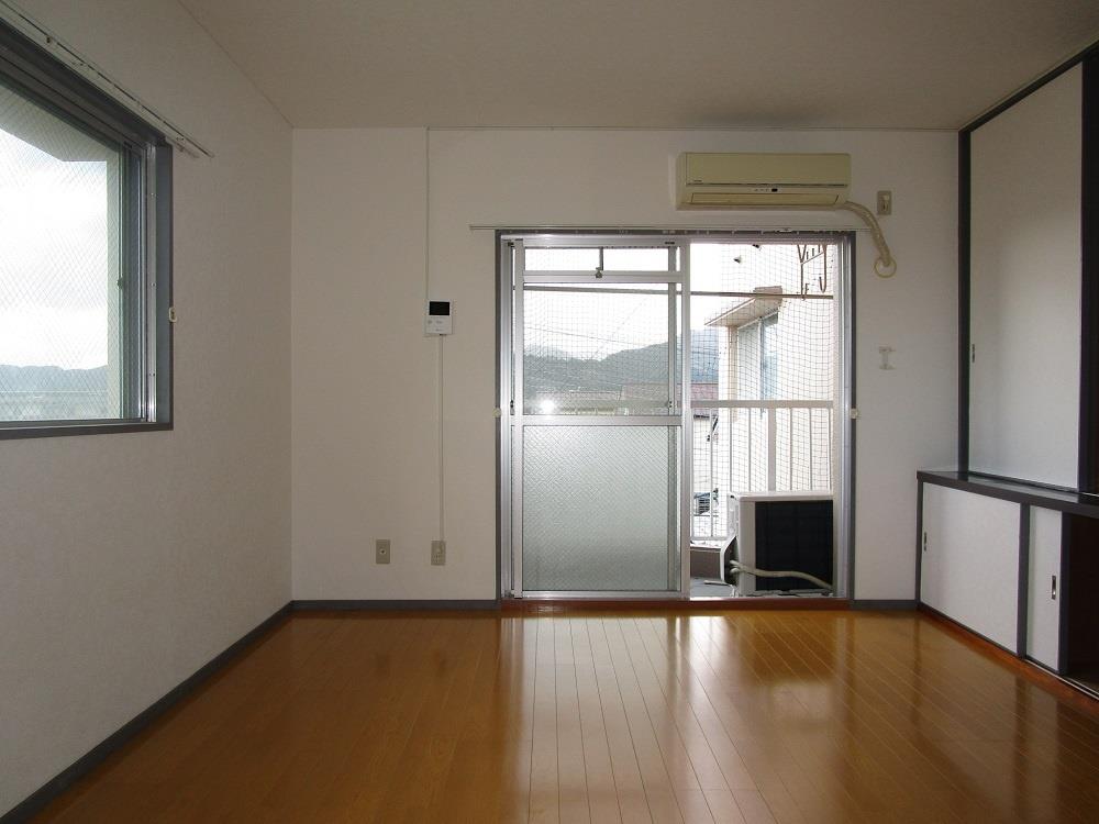 居室・リビング　角部屋で日当り風通り良好です。