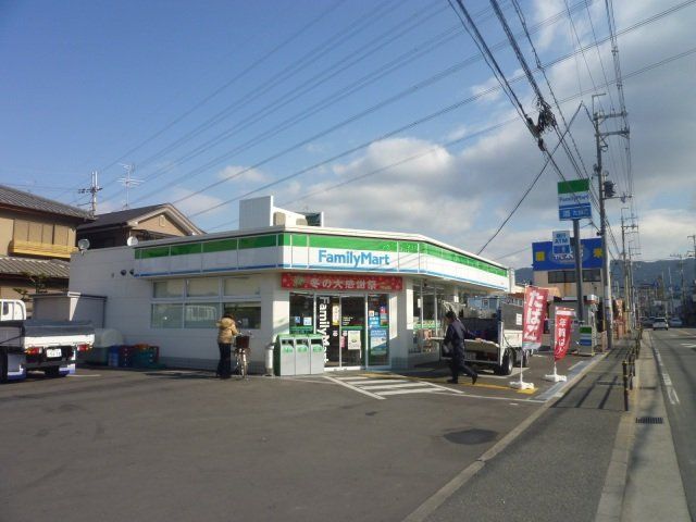 コンビニ　ファミリーマート八尾堤町店（コンビニ）まで330m