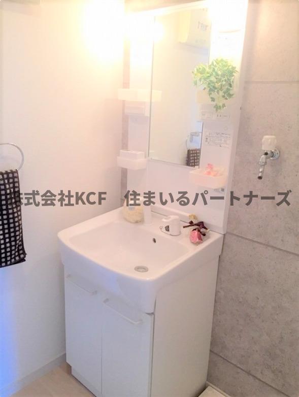 洗面設備　明るい洗面所です