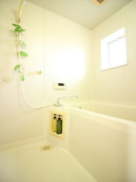 バス・シャワールーム　カビ対策に！小窓が嬉しい！