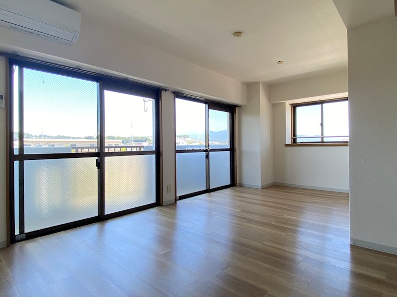 居室・リビング　窓が多くて明るいです