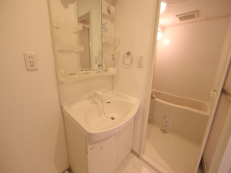 洗面設備　脱衣所　独立洗面台（シャンプードレッサー付）収納スペース有