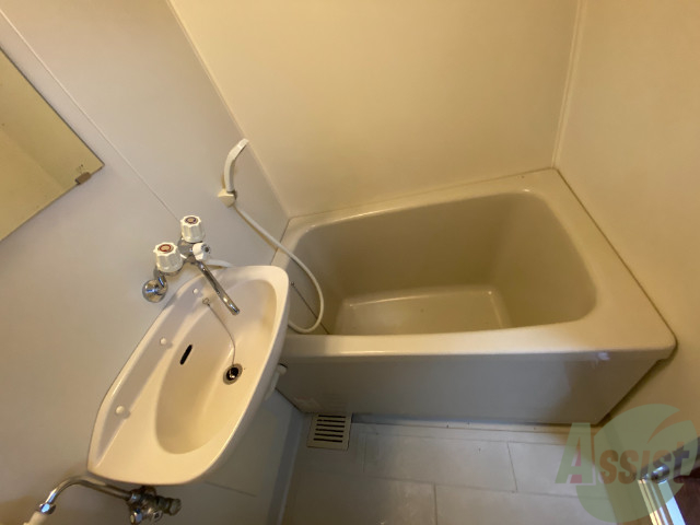 バス・シャワールーム　お風呂はこちら。ゆったり入れるバスタブです。