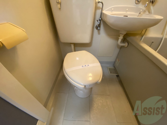 トイレ　おトイレはこちら。ユニットバスなので用途に合わせて使えます。