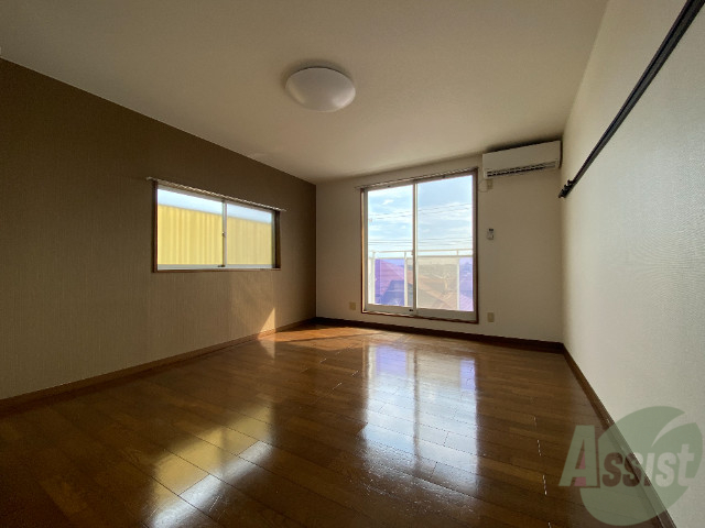 居室・リビング　１０帖の洋室です。小窓がついていますので明るい雰囲気のお部屋