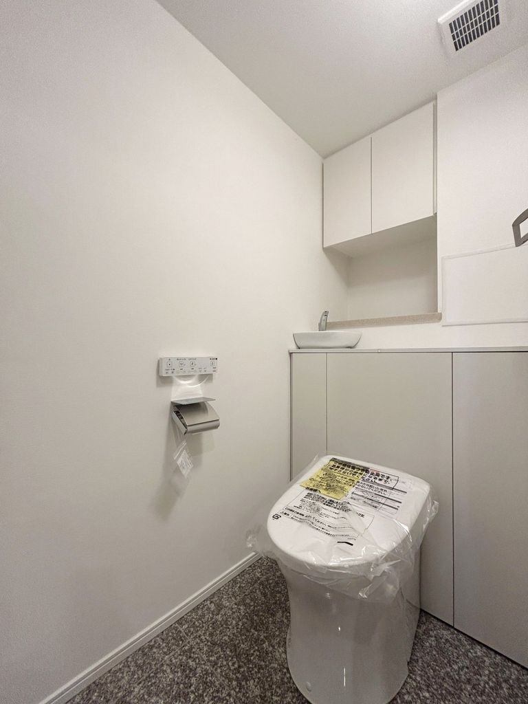 トイレ　壁面収納が豊富ですトイレ本体新規交換済み(2025年11月)