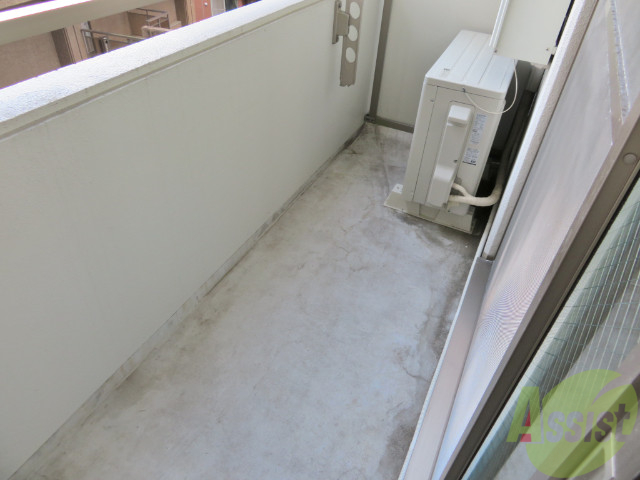 バルコニー　少し小さくても洗濯物はちゃんと外に干せますよ。