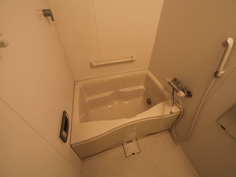 バス・シャワールーム　追い焚き機能　オートバス機能付バスルーム　窓付