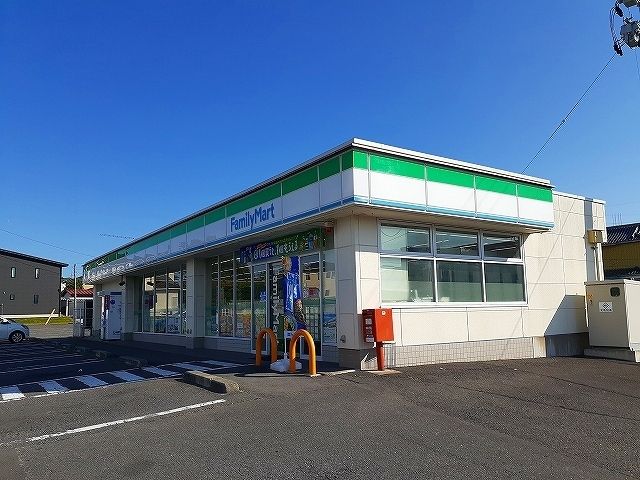 コンビニ　ファミリーマート小牛田素山町店（コンビニ）まで550m