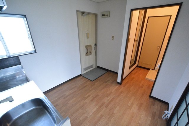 居室・リビング　床色が落ち着いた色合いで綺麗です♪