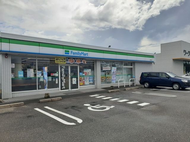 コンビニ　ファミリーマート様（コンビニ）まで600m