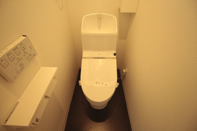 トイレ　温水洗浄便座にトイレ内の収納棚完備！