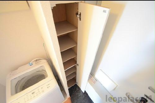 玄関　備品や設備仕様は号室等により異なります現地をご確認下さい。