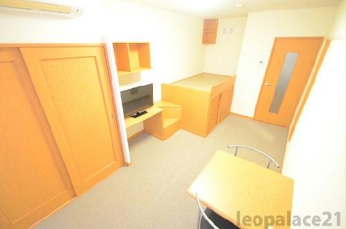 居室・リビング　備品や設備仕様は号室等により異なります現地をご確認下さい。