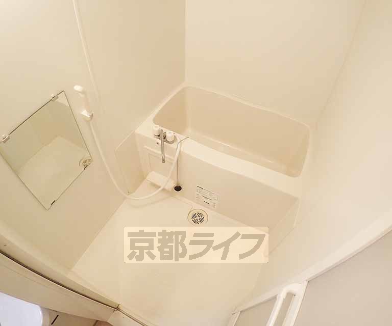 バス・シャワールーム　清潔感のあるバスルームです。