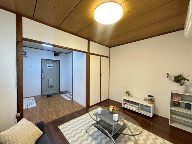 居室・リビング　※別号室の写真のため現況優先