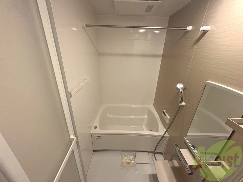 バス・シャワールーム　浴槽が広いので日々の疲れも癒されますね。