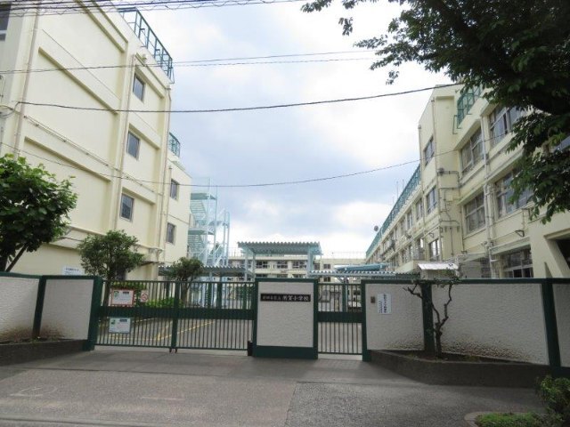 小学校　世田谷区立用賀小学校（小学校）まで326m