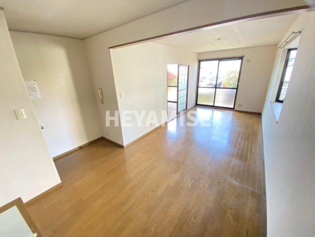 居室・リビング　※同物件別室反転間取りの写真です。※現況を優先します。