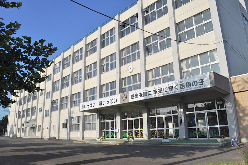 小学校　札幌市立苗穂小学校（小学校）まで376m
