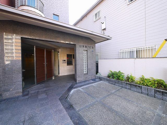 エントランス　落ち着いたエントランスです