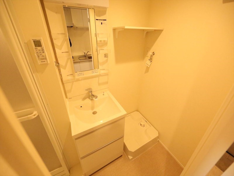 洗面設備　脱衣所　独立洗面台（シャンプードレッサー付）　同仕様写真