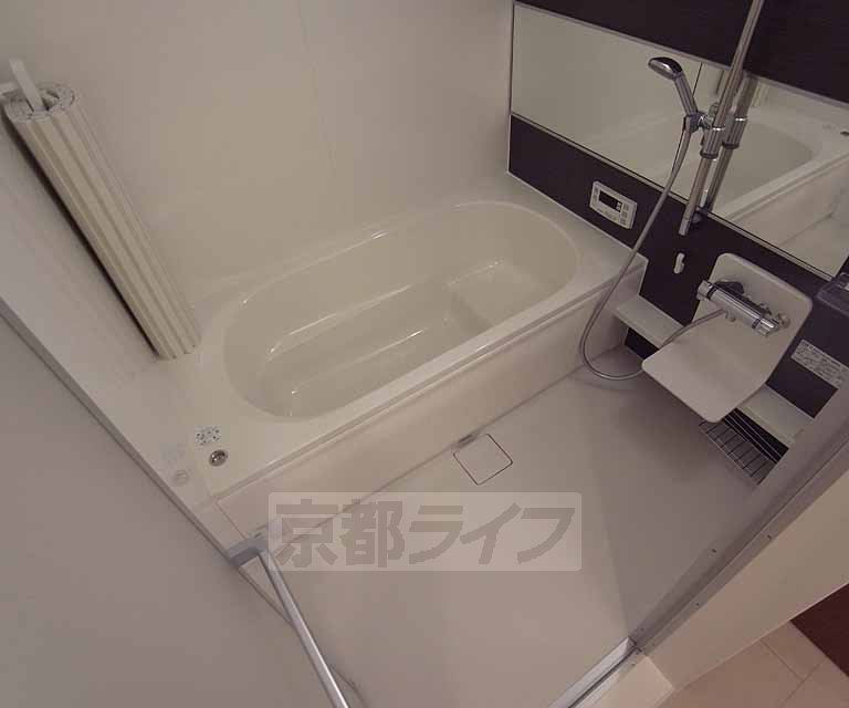 バス・シャワールーム　広いバスルームです。