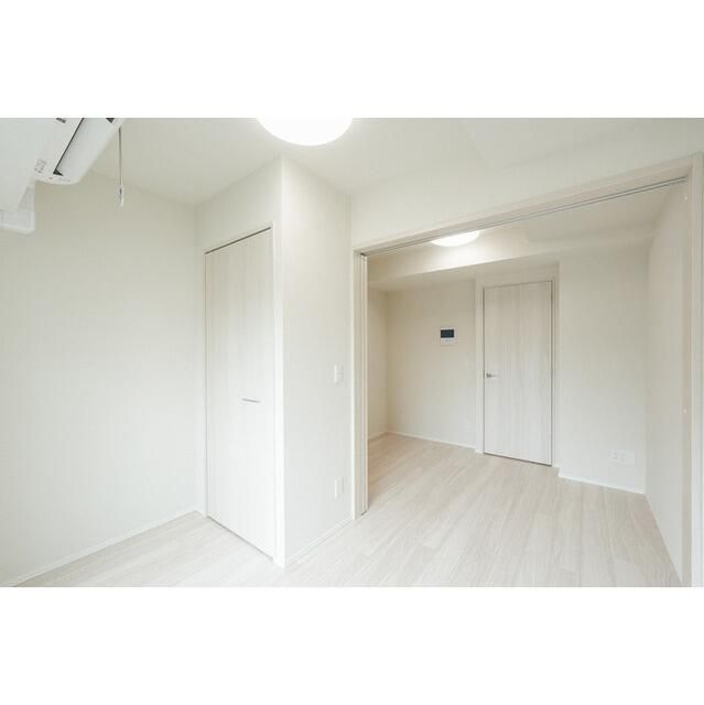 その他部屋・スペース　開放的な寝室です