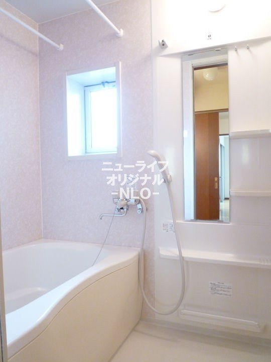 バス・シャワールーム　いつでも温かいバスタイムを楽しめる追い焚き給湯付き☆