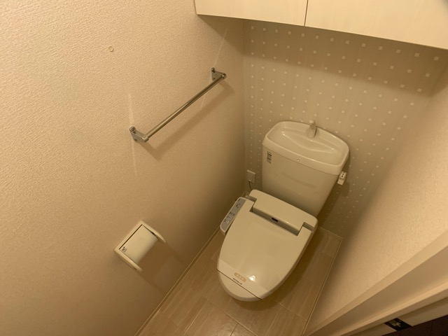 トイレ　温水洗浄便座付きのトイレです♪