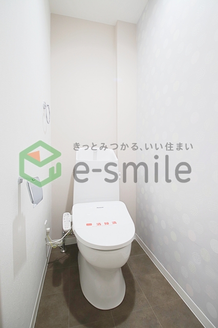 トイレ　落ち着いた色調のトイレです