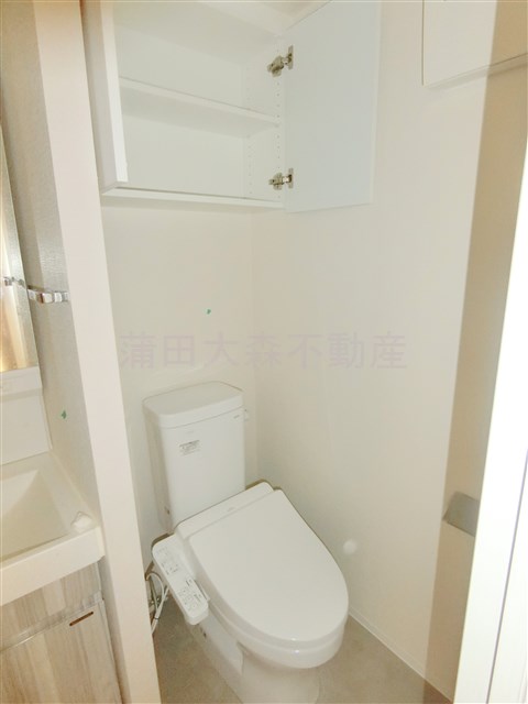 トイレ　上部棚収納と温水洗浄便座付トイレ