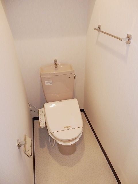 トイレ　洗浄便座です