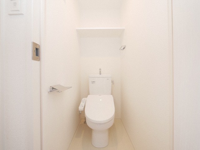 トイレ　落ち着いた色調のトイレです
