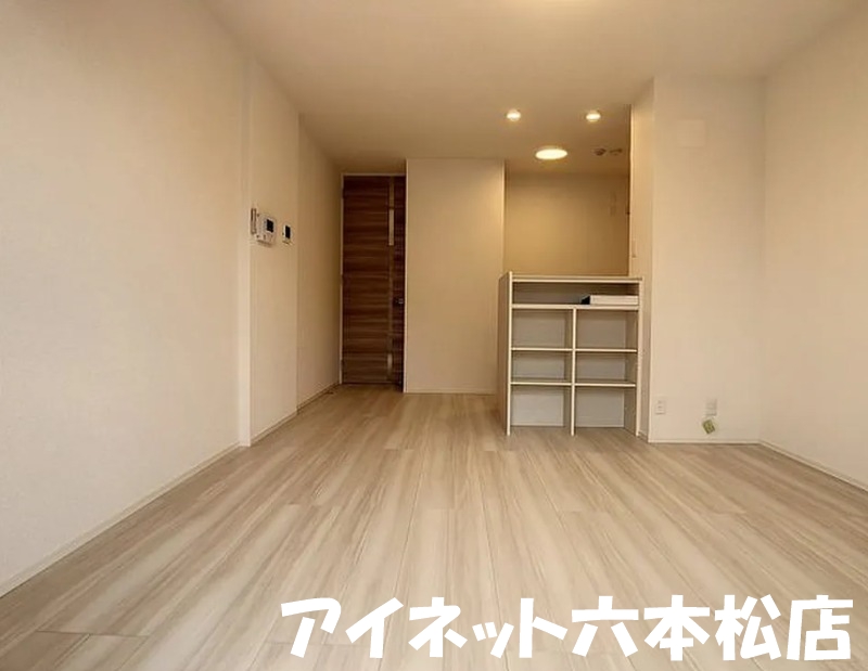 居室・リビング　家具の配置に困らないリビングですね